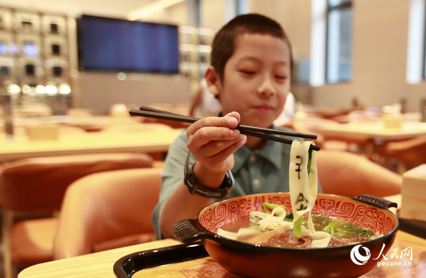 殷墟博物館推出的甲骨文面深受游客喜愛(ài)。人民網(wǎng)記者 慎志遠(yuǎn) 攝