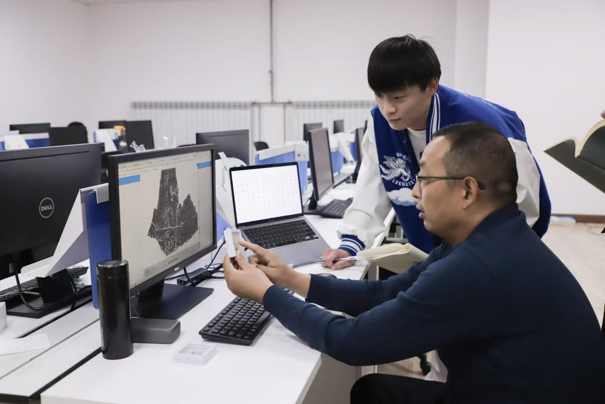 安陽(yáng)師范學(xué)院甲骨文信息處理教育部重點(diǎn)實(shí)驗(yàn)室，劉永革正在給學(xué)生講甲骨文。受訪者供圖