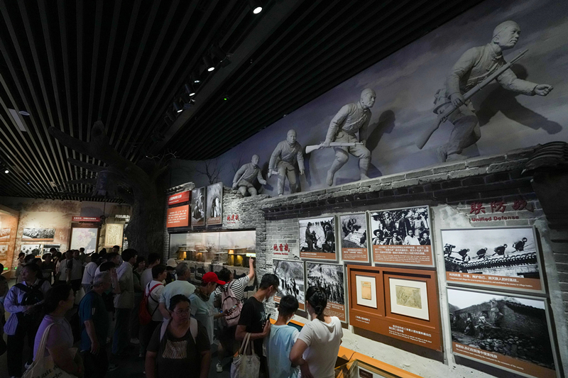 2025年7月8日，參觀者在中國(guó)人民抗日戰(zhàn)爭(zhēng)紀(jì)念館參觀《為了民族解放與世界和平》主題展覽。