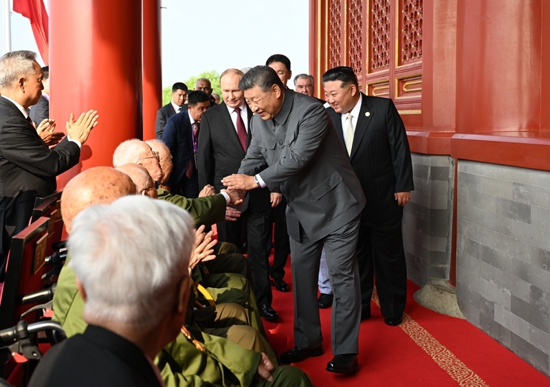 2025年9月3日，習(xí)近平總書記同抗戰(zhàn)老戰(zhàn)士老同志代表親切握手，向他們表示崇高敬意。