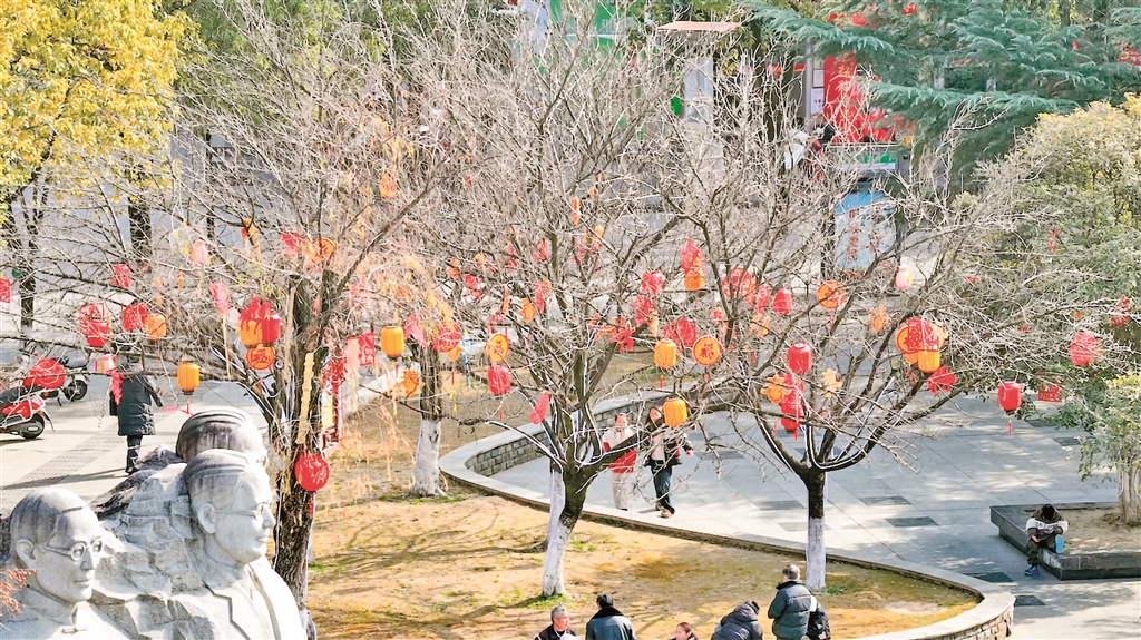 公園廣場里的彩燈