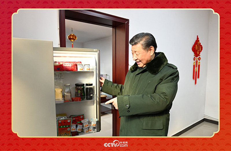 2024年春節(jié)前夕，習(xí)近平總書記在天津第六埠村考察時(shí)，走進(jìn)村民杜洪剛家看望。