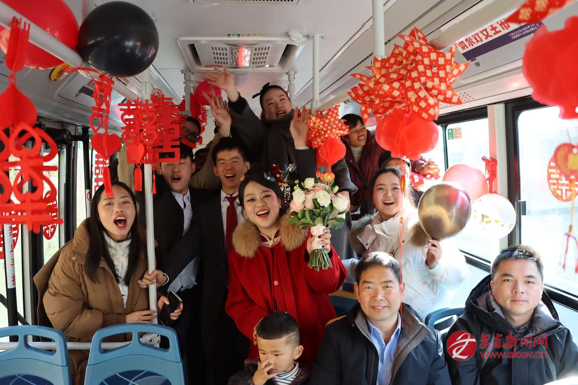 徐天曉和劉森在公交車上與親友合影 (受訪者供圖)