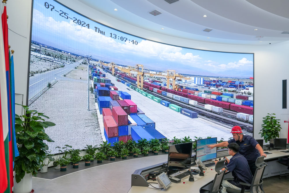 △ 在中哈（連云港）物流合作基地，工作人員通過“中哈物流場(chǎng)站”信息化跟蹤系統(tǒng)查看集裝箱運(yùn)輸情況（2024年7月25日攝）。