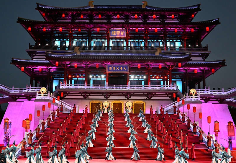 這是2023年5月18日在陜西省西安市大唐芙蓉園拍攝的中國—中亞峰會(huì)歡迎儀式。