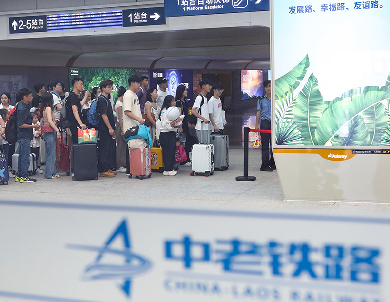 在云南景洪市的中老鐵路西雙版納站，旅客有序進(jìn)入站臺(tái)乘車（2023年10月5日攝）。